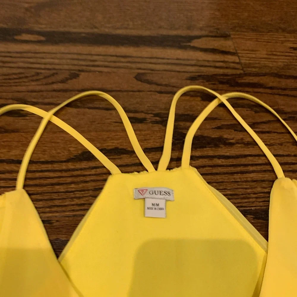 Guess bright yellow medium top 💛 - Picture 2 of 2
